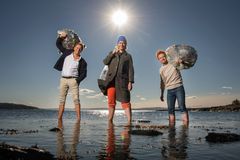Robert Stoltenberg, Ingrid Gjessing Linhave og Mikkel Niva skal lede TV-aksjonen som i år går til bekjempelse av plast i havet. FOTO: BENJAMIN A. WARD/NRK