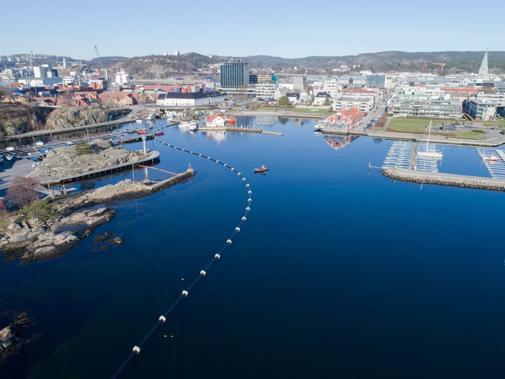Agder Energi Varme utvidet i mars fjernkjølenettet i Kristiansand slik at flere bygg i sentrum kan kjøles ned med sjøvann fra dypet av Byfjorden.