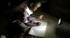 Solcellelys til skolearbeid. Foto Daglig leder Care4 starving children i Uganda