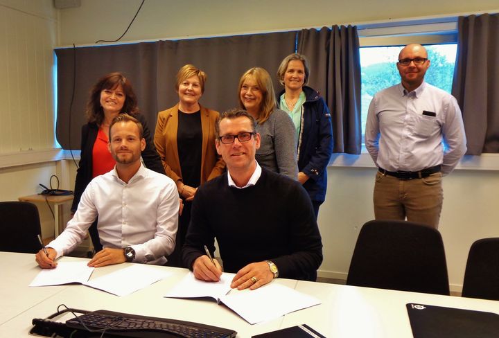 Bilde: Fv. Sigurd Løvfall, divisjonsdirektør i Sweco og John Ommund Syvertsen, utbyggingssjef for Evenes flystasjon i Forsvarsbygg Bv: Ingrid Søraas regionsjef i Sweco og Liv Hilde Alm, Sweco, fra Forsvarsbygg May Hembre, kontraktrådgiver, Ann Kristin Føre, prosjektleder og Kenneth Tollefsen, prosjektsjef bygging.  (Foto: Forsvarsbygg)