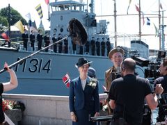 Sofia Helin og Tobias Santelmann spiller kronprinsesse Märtha og kronprins Olav i dramaserien «Atlantic Crossing». Her på den 99. og aller siste opptaksdagen på Honnørbrygga i Oslo 27. juni. (Foto: Morten Wien Solberg, Cinenord/NRK)