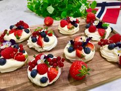 Pavlova er en kake med bunn av marengs som er deilig og sprø utenpå og myk inni. Perfekt til 17. mai.