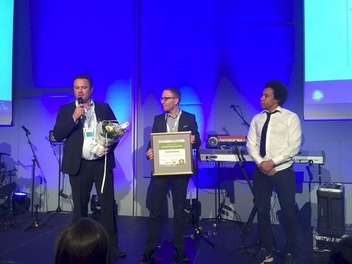 Norges beste kundesenter: Bjørn Bohne og Thomas Otto fra Frendes kundesenter mottar Kundeserviceprisen.