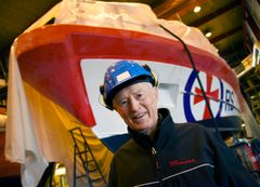 Hans Herman Horn overrasket med å gi en ny redningsskøyte i bursdagsgave. Her er han på verkstedet da RS «Horn Rescue» ble bygget. Horn har til sammen donert fire redningsskøyter til Redningselskapet.