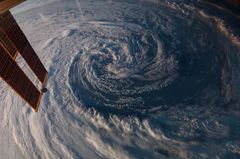 Ekspedisjon 39s besetningsmedlemmer ombord den internasjonale romstasjonen fotograferte en storm utenfor kysten av det sørvestlige Australia. Til venstre ser man et solcellepanel på den orbitale utposten. Foto: NASA.