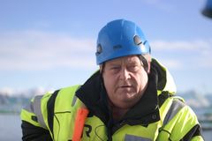 Fiskeriminister Harald T. Nesvik møter algerammede oppdrettere.