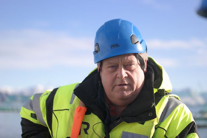 Fiskeriminister Harald T. Nesvik møter algerammede oppdrettere.