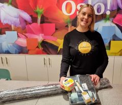 PUSS OPP MED ET SMIL: Linda Skålenget hos Fargerike Alexander Kiellands plass i Oslo anbefaler malerverktøy som årets julegave.