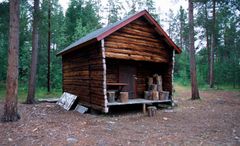 Stabburet. Bygdetunet med stabbur, stall og koia skal utvikles til et Informasjonspunkt for Øvre Pasvik nasjonalpark. Foto: Fra søknad