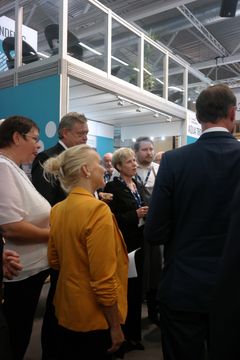 Ordfører i Trondheim Rita Ottervik og fiskeriminister Harald T. Nesvik besøker Aqua Trøndelag på havbruksmessen AquaNor. Foto: L. Noedøen