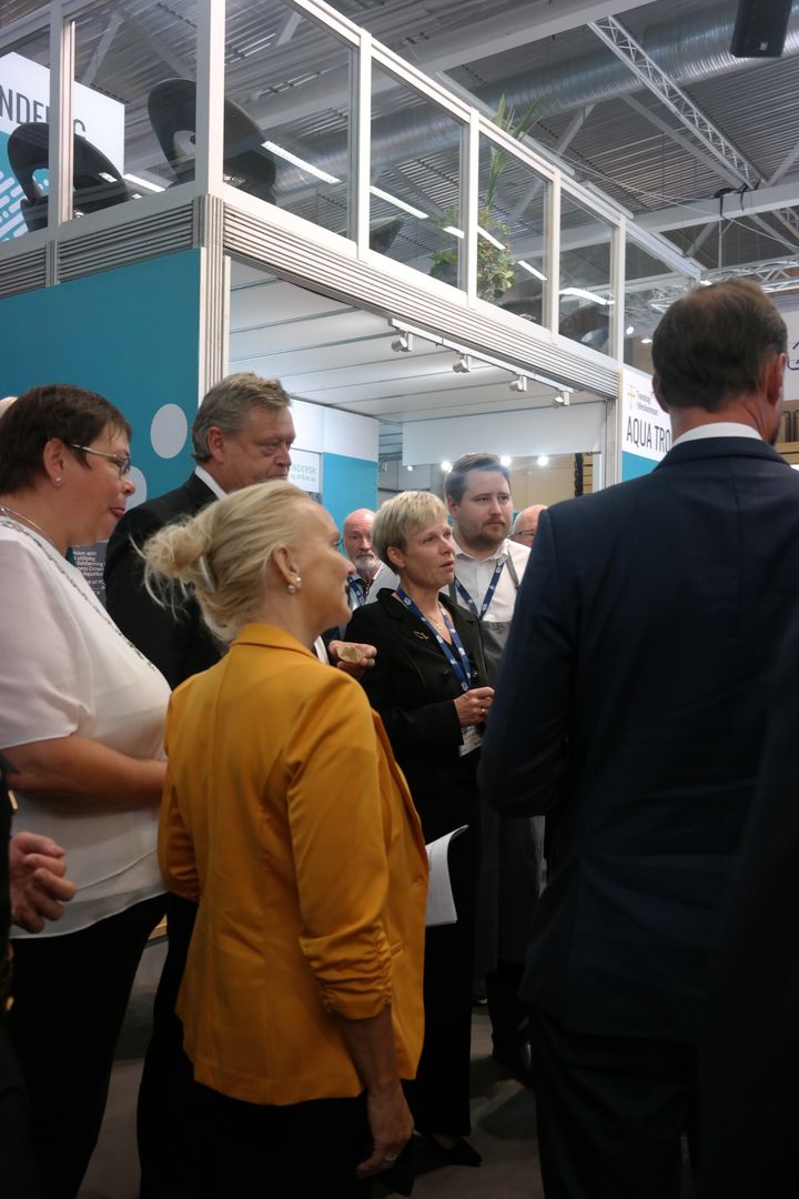 Ordfører i Trondheim Rita Ottervik og fiskeriminister Harald T. Nesvik besøker Aqua Trøndelag på havbruksmessen AquaNor. Foto: L. Noedøen
