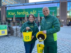 Senterparti-leder Trygve Slagsvold Vedum delte ut bøtter med settepotet sammen med Felleskjøpets styreleder Anne Jødahl Skuterud.