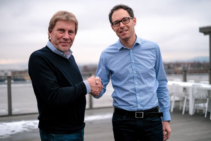 Adm. dir. Jérôme Franck-Sætervoll i RiksTV og Helge Vindenes i Nettstar har nå inngått avtale. Dermed fortsetter RiksTV å skrive avtaler med fiberleverandører landet rundt.