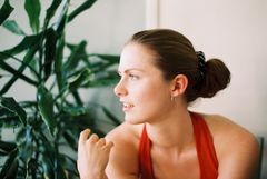 Anna Kajander viser i dag frem debutsingelen "Sabla fin" i en annerledes og minimalistisk drakt. Denne førsteversjonen av låta spilte Lofoten-jenta inn i et studio i Buenos Aires. Foto: Ylva Teigen Aas
