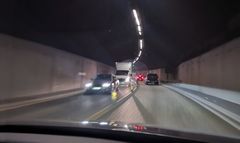 Mange kjører uten tente baklys i tuneller fordi de ikke har stilt inn lysbryteren i bilen på auto. (Foto: NAF)