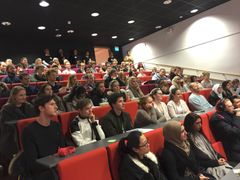 FULLT AUDITORIUM: Mange nysgjerrige hadde funnet veien til skolen i Oslo da det ble arrangert åpen dag i midten av januar.
