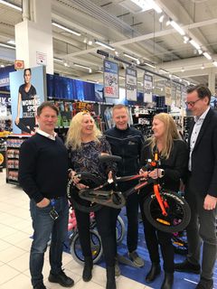 Coop og Arctic Race of Norway skal samarbeide om å få flere opp på sykkelen. Fra venstre: Administrerende direktør Lars Arve Jakobsen, Coop Nordland, Medlems- og markedssjef Marit Hemmingsen, Coop Nord, Daglig leder Knut-Eirik Dybdal, Arctic Race of Norway, HR-sjef Monika Moen, Coop Nordland og Yngve Haldorsen, Coop Nord. Foto: Arctic Race of Norway