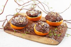 Enkel og festlig påskedessert: Server fruktsalat med appelsiner i halve appelsinskall. Lag nebb av jordbær, blåbærøyne og eplestjert.
