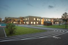 Rambøll-prosjektet Steinkjer skole er vinneren av Årets skolebygg 2020. - Et helhetlig skoleanlegg preget av kvalitet i alle ledd, mente juryen. Foto: Geir Mogen.