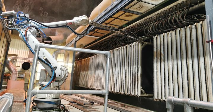 Industrirobot på 10 meters bane er sentral i en helautomatisk vaskeløsning hos Vestfjordens Av-løpsselskap i Slemmestad (Bilde: VEAS).