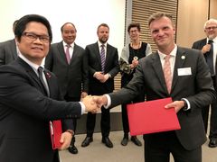 Undertegning av tre avtaler skal bidra til å styrke norsk næringssamarbeid med Vietnam. Dr. Vu Tien Loc, Chairman of Vietnam Chamber of Commerce and Industry sammen med 
Ole Henæs, Regionleder for  Asia i Innovasjon Norge. 

Bak (fra venstre):
Mr. Nguyen Xuan Phuc, Statsminister i Vietnam,  Torbjørn Røe Isaksen, Nærings-og fiskeriminister, Grete Løchen, Norges ambassadør i Vietnam.