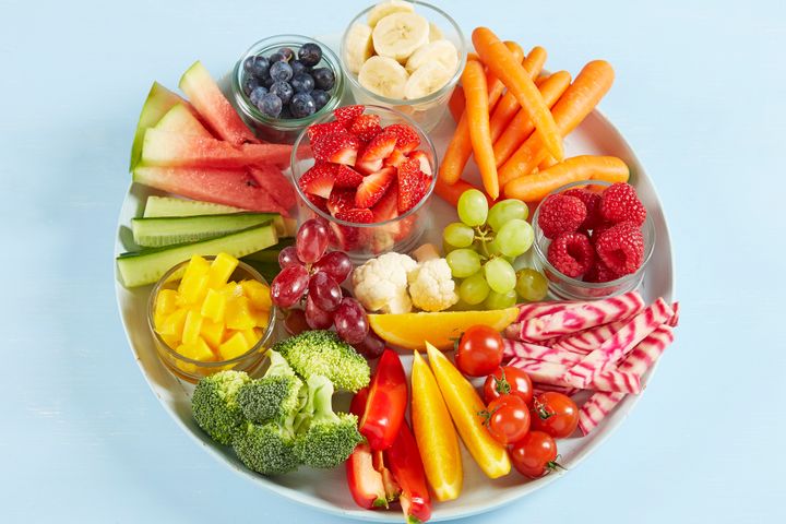 Kutt opp et fat med frukt og grønt og la det stå fremme. Da spiser vi mer.