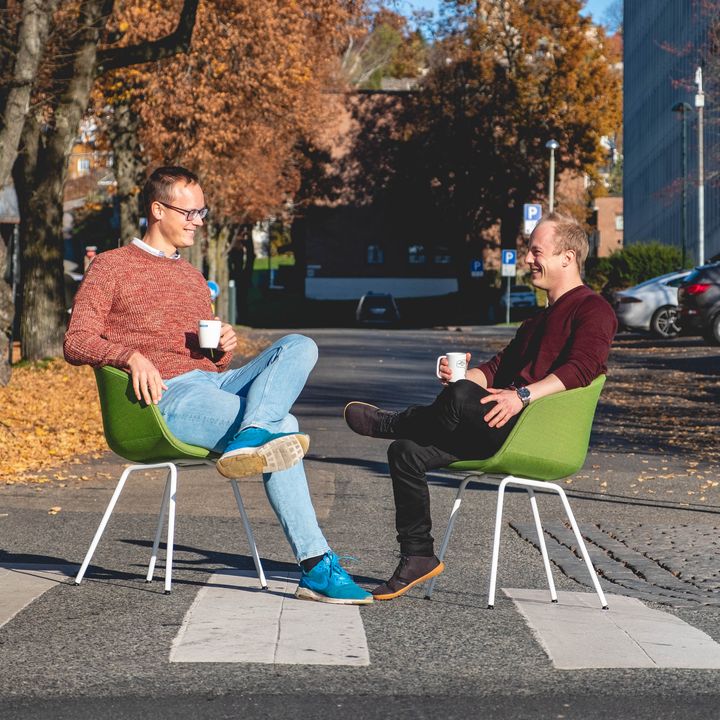 Trafikkingeniørene Torbjørn Aasen Stigen og Daniel Bjerkan forteller at de henter fram og diskuterer ulike tema innen transportsektoren på en lettbeint og underholdende måte.