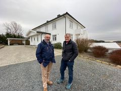 Gårdshuset er kjent fra tv-ruta. Her er det Per A. Kjærnes (t.h.) ved Vestre Kjærnes Gård og Bernt Otto Follestad i Viken Fiber som møtes. 
