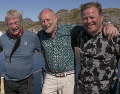 PÅ TUR MED HALVDAN: Arne Brimi og Arne Hjeltnes sammen med turens gjest, artist Halvdan Sivertsen. Foto: Dag Vidar Hopøy