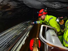 Statens vegvesen stenger de lange tunnelene omtrent månedlig for å kontrollere og vedlikeholde de tekniske installasjonene. (Foto: Knut Opeide / Statens vegvesen)