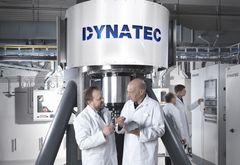 Pilottestingen er innvilget med 35 millioner kroner gjennom Innovasjon Norges Miljøteknologiordning. - Lykkes vi, vil produsenter av solcellesilisium fra hele verden stå i kø for å kjøpe teknologien vår, sier Josef Filtvedt. På bildet står Hallgeir Klette og Werner Filtvedt foran Dynatec reaktoren, med Josef Filtvedt og Sverre Sørensen i bakgrunnen. Foto: Jarle Nyttingnes