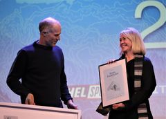 Børge Ousland mottar prisen for Årets Eventyrer 2019. Foto: Anders Kjernsli