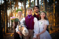 Nasjonalballettens danser Lucas Lima (nummer to fra høyre) har i samarbeid med tre av Ballettskolens pedagoger skapt koreografien til En midtsommernattsdrøm. Her med dansere fra Ballettskolen. Foto: Jörg Wiesner