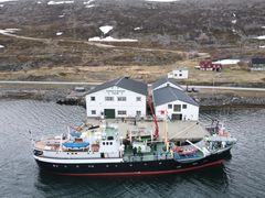 Både små og store små steder får besøk i august. Her ligger Gamle Oksøy til kai i Kongsfjord i Troms og Finnmark, i juni. Foto: Lill Haugen