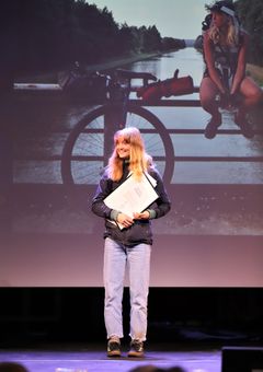 Hedda Kavring mottok nykommerprisen for å sykle fra Hirtshals til Paris på ett hjul. Foto: Anders Kjernsli
