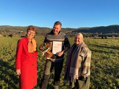 Kathrine Kleveland, stortingsrepresentant for Vestfold Senterparti delte ut prisen til vinner Tore Jardar Virgenes. Til høyre står leder for Innovasjon Norge Vestfold og Telemark, Anniken Fægri Damm-Larsen. Foto: Innovasjon Norge