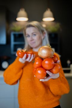 Ernæringsrådgiver Iselin Bogstrand Sagen; Det kan være stor forskjell på mengden råvare i hjemmelaget (8 tomater) vs. ferdiglaget (2 tomater).