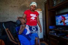 Anna Rosa Aniva med sønnen Tercio Cangela (4) i deres hjem i Beira i Mosambik. Rullestolen er gitt av UNICEF. Hjelpemidler for barn med funksjonsnedsettelse er en stor mangelvare i mange land. Foto: UNICEF