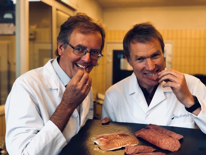 Fordi den er så lite bedervelig, er spekepølsen den perfekte sommermat, slår Nofima-forskerne Askild Holck (til venstre) og Even Heir fast. FOTO: TERJE RAFAELSEN ©NOFIMA