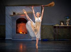 Helle Flood danser rollen som Askepott i ett av flere verker på programmet når Ballettskolen ved Den Norske Opera & Ballett inntar Scene 2 10., 12. og 13. mai. Foto: Jörg Wiesner