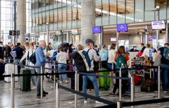 Køer på norske flyplasser skaper forsinkelser for de reisende. Derfor oppfordrer Europeiske Reiseforsikring til å legge inn ekstra god tid. Foto: NTB Scanpix