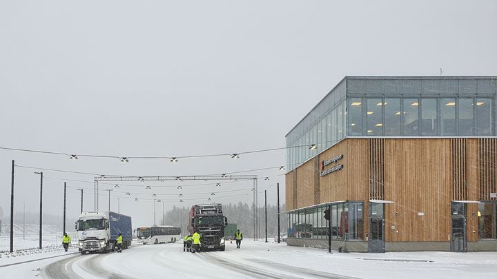 Statens vegvesen kontrollerte nærmere 80 000 tungbiler i 2021. Dette bildet er fra Ånestad kontrollstasjon i Innlandet.