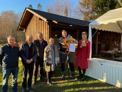 Aslak Snerteland, leder for Vestfold og Telemark Bondelag, Helge Nymoen, landbruksdirektør hos fylkesmannen i Vestfold og Telemark, Karl Otto Mauland, rådgiver landbruk i Vestfold og Telemark fylkeskommune, leder for Innovasjon Norge Vestfold og Telemark, Anniken Fægri Damm-Larsen, vinner Tore Jardar Virgenes og Kathrine Kleveland, stortingsrepresentant for Vestfold Senterparti.

Foto: Innovasjon Norge