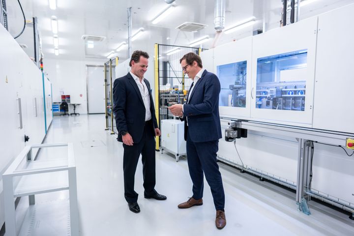 CUSTOMCELLS® is one of the world's leading companies in the development of special lithium-ion battery cells. At its sites in Itzehoe (Schleswig-Holstein - Germany) and Tübingen (Baden-Württemberg - Germany), CUSTOMCELLS® - Made in Germany - develops and produces application-specific battery cells from prototypes to small and medium series.