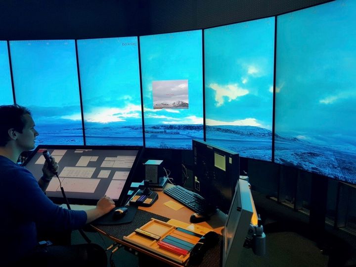 AFIS-fullmektig Eirik Steinvoll håndterer tårntjenesten ved Hasvik lufthavn fra Avinors Remote Towers Centre i Bodø. Bildekreditt: Avinor Flysikring