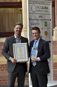 Administrerende direktør for Reitan Convenience, Magnus Reitan, er kåret til 2015 NACS Insight European Convenience Industry Leader of the Year. Prisen gis til ledere som har utmerket seg internasjonalt innen servicehandel, og ble delt ut av bransjeorganisasjonen NACS i London i dag. Her sammen med NACS-sjef Henry Armour.