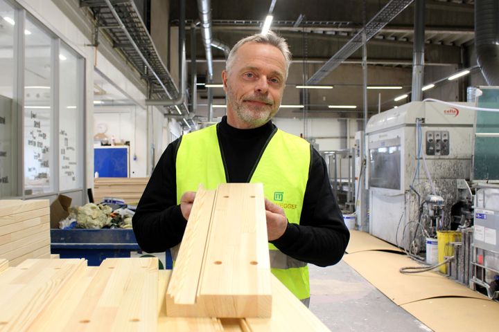 Rune Likværn er teknisk sjef på Modulveggers fabrikk i Modum. Han har ansvar for å samle inn data slik at alle materialer og komponenter får en egen EPD. Samlet skal dette beskrive ferdige produkters klimagassutslipp.