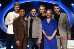 TOPP 6 I IDOL 2018: Casper Kuhlmann Kristensen (f.v.), Carlisle Sienes, Kristian Raanes, Anders Mowatt Haugland, Vilde Skogen og Øystein H. Hegvik. Foto: Thomas Reisæter/TV 2