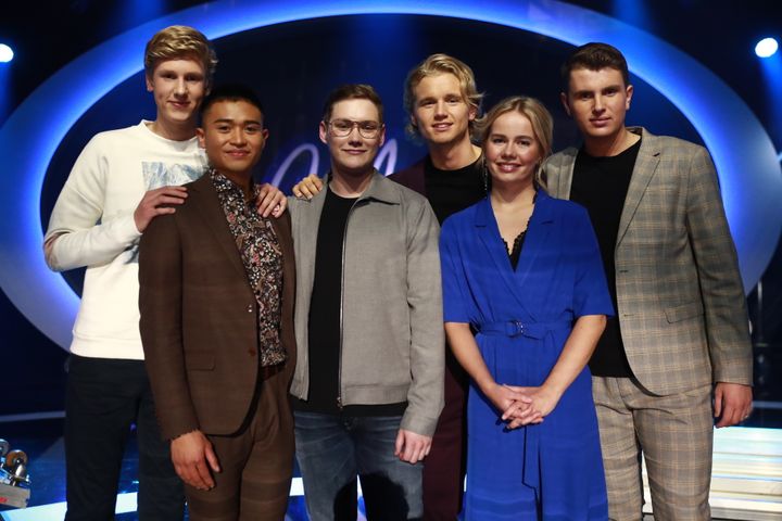 TOPP 6 I IDOL 2018: Casper Kuhlmann Kristensen (f.v.), Carlisle Sienes, Kristian Raanes, Anders Mowatt Haugland, Vilde Skogen og Øystein H. Hegvik. Foto: Thomas Reisæter/TV 2