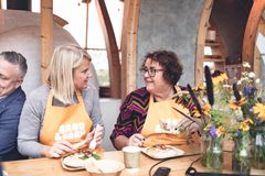 Daglig leder Torunn Nordbø i Opplysningskontoret for brød og korn og landbruks- og matminister Olaug Bollestad feiret Verdens brøddag med egenbakte brødtallerkner.